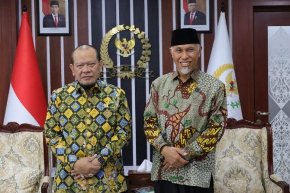 Ketua DPD RI menerima Audiensi Gubernur Sumatera Barat Mahyeldi Ansharullah di Ruang Kerja Ketua DPD RI Lantai 8, Gedung MPR DPR, Rabu, 28 April 2021.