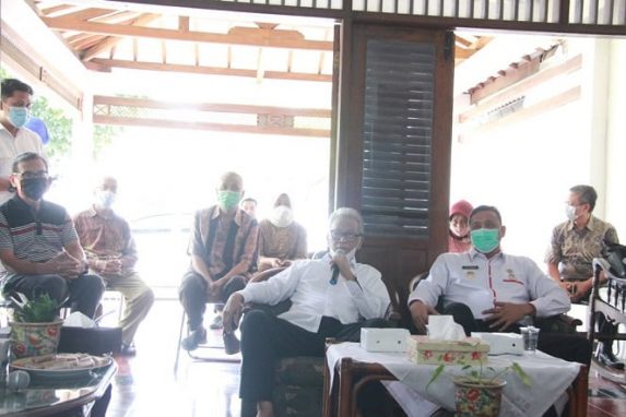 wakil walikota bekasi tri adhianto saat kunjungi warga terkait masalah banjir,