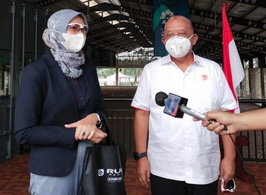 Ibu Julita M. Saragih CEO & Co-Founder Rudy Project Indonesia bersama Ketua KONI Pusat Bapak Letjen TNI Marciano Norman saat diwawancarai media