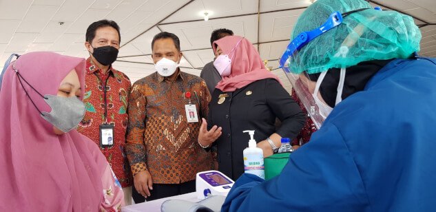 Aksi Bank Danamon Indonesia Peduli Vaksinasi Para Pedagang Pasar Uritanet.com