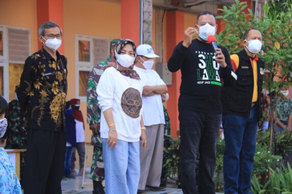 Wakil Walikota Bekasi Meninjau Vaksinasi Di SMA Negeri 15 Uritanet.com