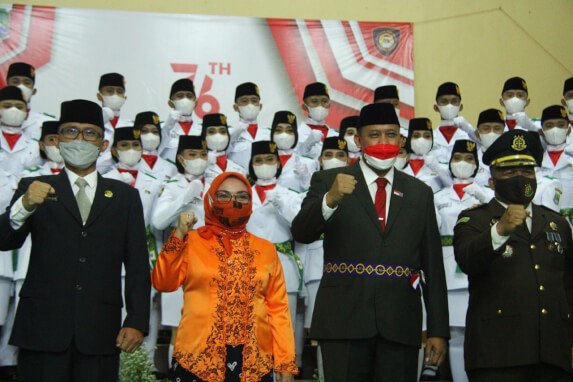 Wakil Walikota Bekasi Mengukuhkan Pasukan Pengibar Bendera Pusaka Uritanet.com
