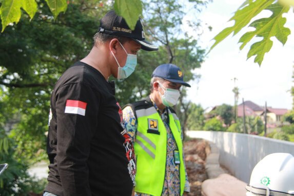 Lewat Sepeda Motor Dr Tri Adhianto Meninjau Daerah Rawan Banjir Bekasi Uritanet.com