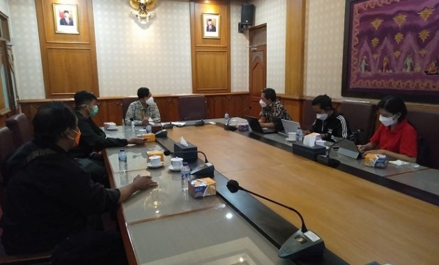 Walikota solo berdiskusi dengan panitia sepakbola antar wartawan di ruang rapat walikota, ( foto : istimewa )