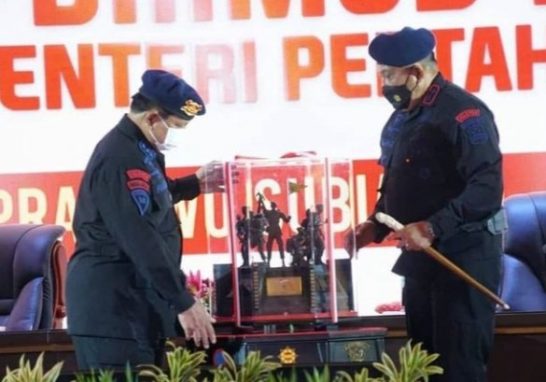 Menhan Prabowo Terima Penganugerahan Warga Kehormatan Utama Korps Brimob Polri Uritanet.com