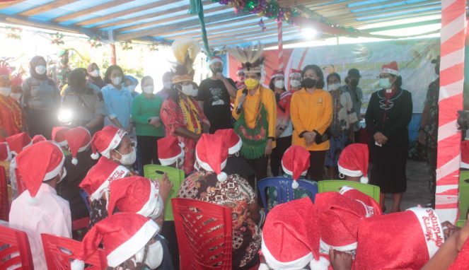 Sambut Natal 2021, Ketum Dharma Pertiwi Bagikan Bantuan di Gereja Manokwari Uritanet.com