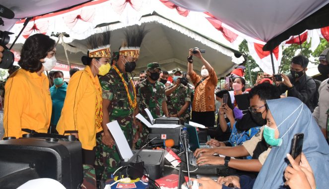 Panglima TNI Tinjau Vaksinasi di Kasuari,Pastikan Program Vaksin di Papua Barat Berjalan. Uritanet.com