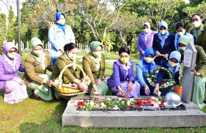 Peringati HUT Ke-58, Ketua Dharma Pertiwi Laksanakan Ziarah ke TMPN Kalibata dan Berikan Paket Sembako Uritanet.com