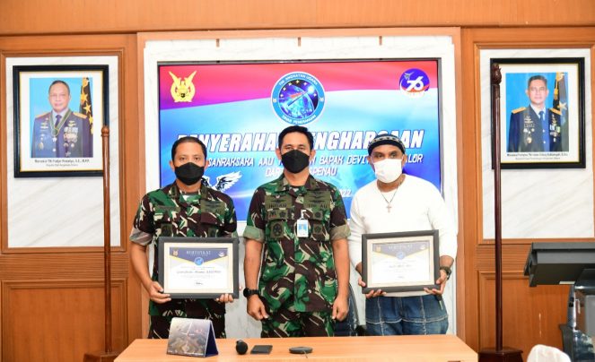 TNI Angkatan Udara Beri Apresiasi Sanraksaka dan Musisi Devit Millu Alor Uritanet.com
