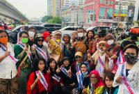 Komando Moeldoko Berpakaian Kartini Berbagi Takjil Di Jalan Matraman Raya Uritanet.com
