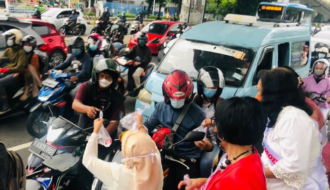 Komando Moeldoko Berpakaian Kartini Berbagi Takjil Di Jalan Matraman Raya Uritanet.com