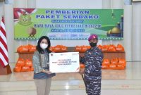 Dankormar Wakili KASAL Serahkan Paket Sembako Kerja Sama TNI AL Bersama Tiga Bank Mitra Uritanet.com