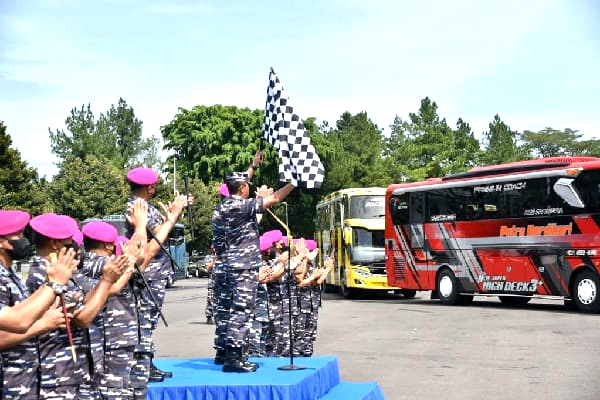 Korps Marinir Bersama Kemenhub Berangkatkan 18 Bus Bagi Prajurit dan Keluarga Uritanet.com