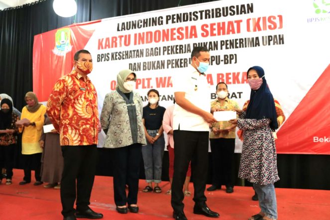 Warga Tiga Kecamatan Di Distribusikan Kartu Indonesia Sehat BPJS Kesehatan Plt. Wali Kota Bekasi Uritanet.com