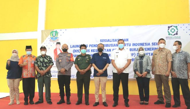 Warga Tiga Kecamatan Di Distribusikan Kartu Indonesia Sehat BPJS Kesehatan Plt. Wali Kota Bekasi Uritanet.com