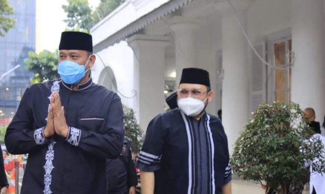 Plt. Wali Kota Bekasi Tri Adhianto Berkesempatan Ta'ziah Ke Rumah Dinas Pakuan Gubernur Jawa Barat Uritanet.com