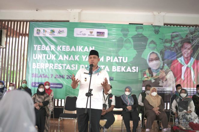 Plt Wali Kota Bekasi, Sekda dan Ketua Jabar Bergerak Hadiri Tebar Kebaikan* Uritanet.com