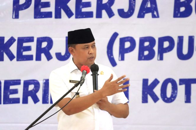 Plt. Walikota Bekasi Serahkan Simbolis Kartu BPJS Kesehatan PBPU-BP Tiga Kecamatan Uritanet.com