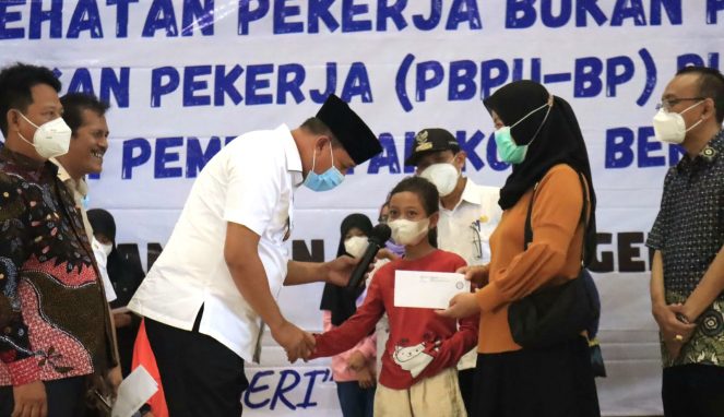 Plt. Walikota Bekasi Serahkan Simbolis Kartu BPJS Kesehatan PBPU-BP Tiga Kecamatan Uritanet.com