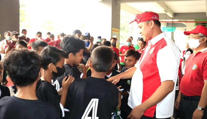 Plt.Walikota Bekasi Lepas Kontingen Forsgi Kota Bekasi Ikuti Turnamen Liga Sepak Bola se - Jawa Barat Uritanet.com