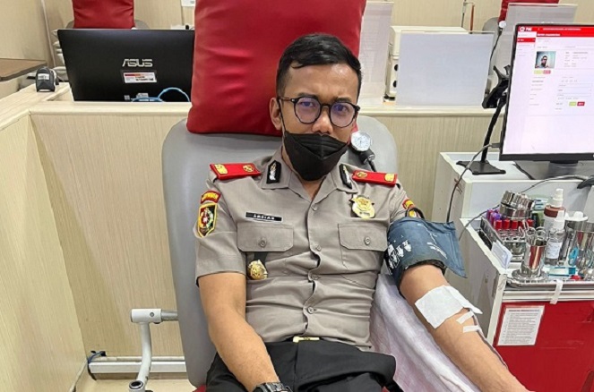 Kompol Ardian Satrio Utomo lakukan donor darah, (foto:istimewa)