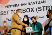 Plt.Wali Kota Bekasi Serahkan Set Top Box Emtex untuk Masyarakat Kota Bekasi Kurang Mampu Uritanet.com