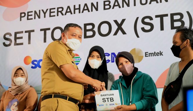 Plt.Wali Kota Bekasi Serahkan Set Top Box Emtex untuk Masyarakat Kota Bekasi Kurang Mampu Uritanet.com