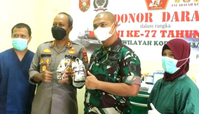 Dandim 0913/PPU Bersama Kapolres PPU Donor Darah Sambut HUT ke-77 TNI Uritanet.com