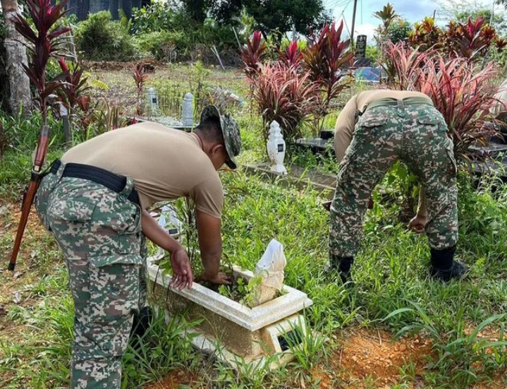 Bersih bersih masjid dan makam prajurit Pamtas Bradjamusti bersama TDM di Sarawak, Malaysia