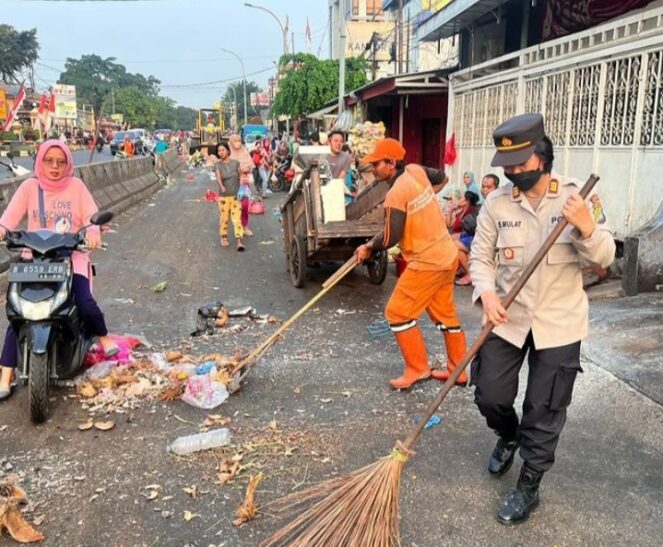 Polri Peduli Lingkungan dengan membersihkan sampah