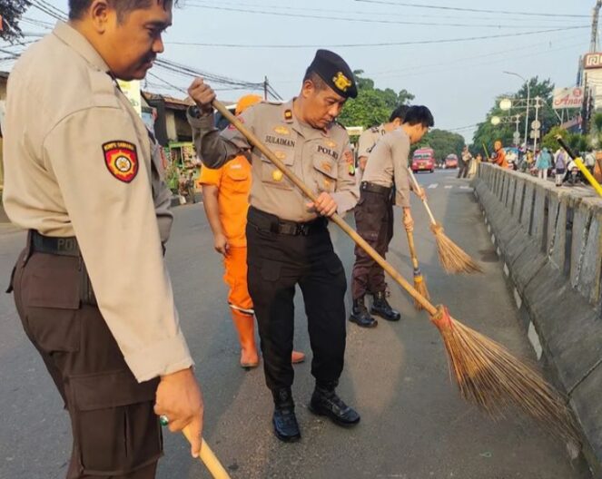 Polri Peduli Lingkungan dengan membersihkan sampah