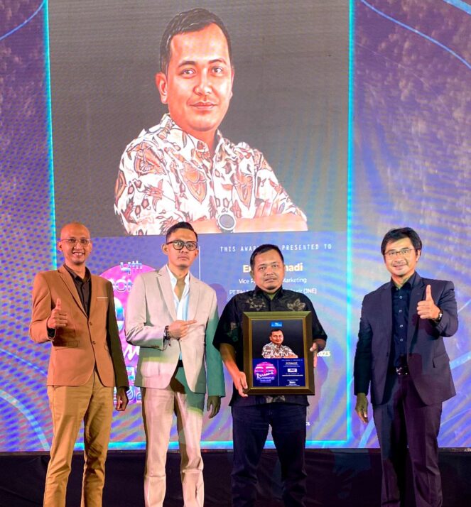 Kiri - Kanan : Arif Hatta, Managing Editor The Iconomics, Bram S. Putro, Founder and CEO The Iconomics, Eri Palgunadi, SVP Marketing Group Head JNE dan Alex Mulya, Director of Brand, Research and Strategy The Iconomics